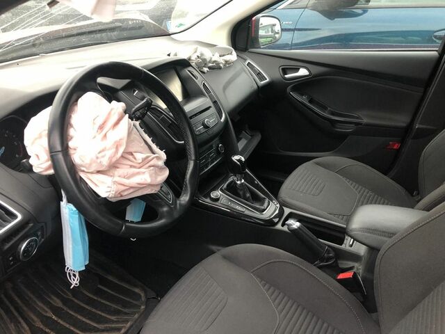 Форд Фокус 2016 в Европе на Automoto.ua Красный Форд Фокус, объемом двигателя 1.5 л и пробегом 132 тыс. км за 3042 $, фото 5 на Automoto.ua