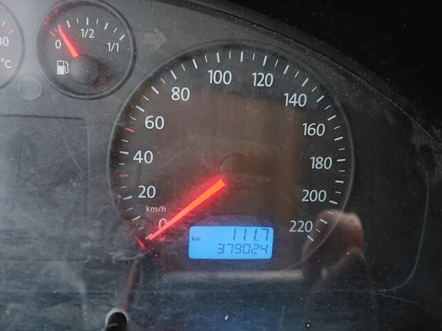 Фольксваген Transporter 2005 в Европе на Automoto.ua Красный Фольксваген Transporter, объемом двигателя 0 л и пробегом 379 тыс. км за 1755 $, фото 4 на Automoto.ua