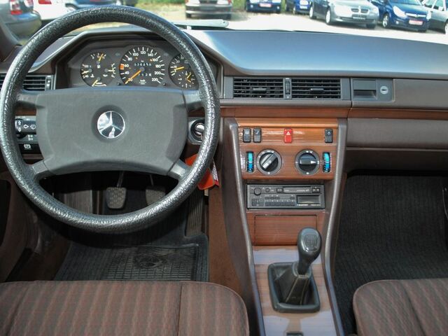 Мерседес 200 1989 в Европе на Automoto.ua Серебряный Мерседес 200, объемом двигателя 2 л и пробегом 270 тыс. км за 8530 $, фото 8 на Automoto.ua