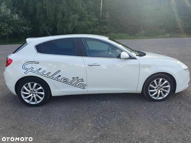 Альфа Ромео Джульетта 2010 в Европе на Automoto.ua Белый Альфа Ромео Джульетта, объемом двигателя 1 л и пробегом 176 тыс. км за 6901 $, фото 2 на Automoto.ua