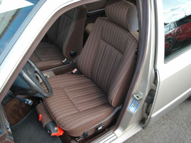 Мерседес 200 1989 в Европе на Automoto.ua Серебряный Мерседес 200, объемом двигателя 2 л и пробегом 270 тыс. км за 8530 $, фото 6 на Automoto.ua