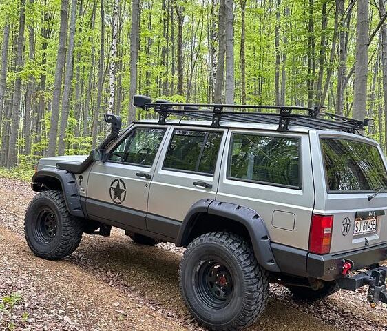 Джип Cherokee, об'ємом двигуна 3.96 л та пробігом 151 тис. км за 11771 $, фото 1 на Automoto.ua