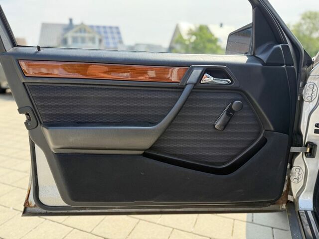 Мерседес 200 1993 в Европе на Automoto.ua Серебряный Мерседес 200, объемом двигателя 2 л и пробегом 287 тыс. км за 4116 $, фото 13 на Automoto.ua