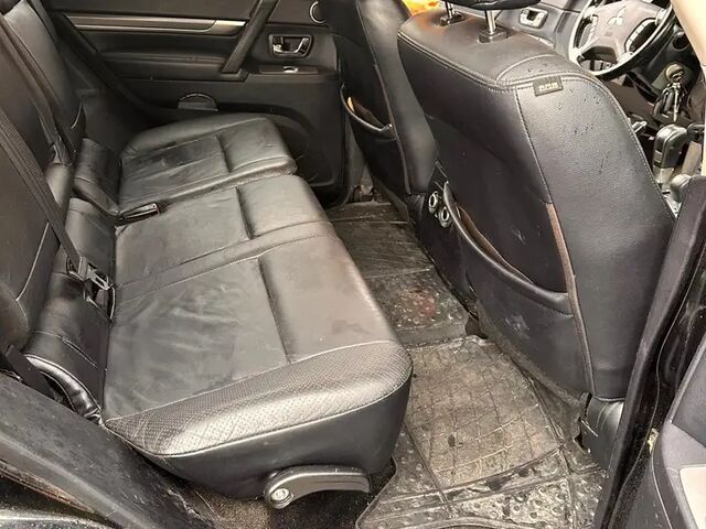 Міцубісі Паджеро 2007 у Європі на Automoto.ua Чорний Міцубісі Паджеро, об'ємом двигуна 3.2 л та пробігом 249 тис. км за 13182 $, фото 8 на Automoto.ua