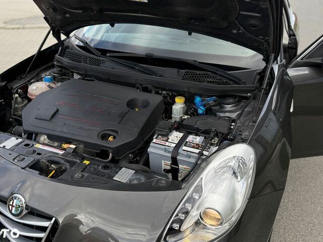 Альфа Ромео Giulietta 2012 у Європі на Automoto.ua Сірий Альфа Ромео Giulietta, об'ємом двигуна 1 л та пробігом 148 тис. км за 5691 $, фото 2 на Automoto.ua
