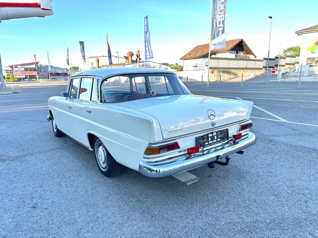 Мерседес 200 1967 в Европе на Automoto.ua Белый Мерседес 200, объемом двигателя 0 л и пробегом 137 тыс. км за 22749 $, фото 5 на Automoto.ua