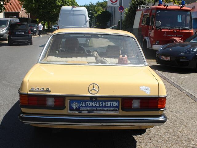 Мерседес 200 1983 в Европе на Automoto.ua Оранжевый Мерседес 200, объемом двигателя 1.97 л и пробегом 160 тыс. км за 8273 $, фото 7 на Automoto.ua