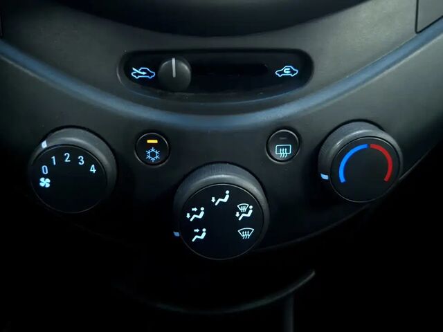 Шевроле Спарк 2010 в Европе на Automoto.ua Серебряный Шевроле Спарк, объемом двигателя 1 л и пробегом 87 тыс. км за 3798 $, фото 9 на Automoto.ua