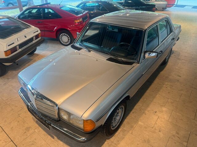 Мерседес 200 1984 у Європі на Automoto.ua Срібний Мерседес 200, об'ємом двигуна 2 л та пробігом 138 тис. км за 16240 $, фото 8 на Automoto.ua