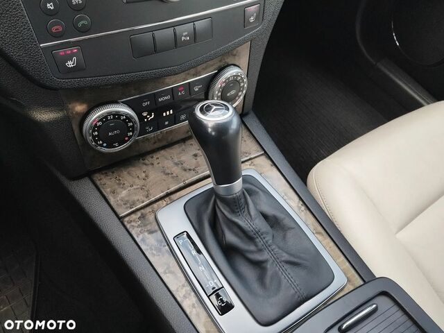 Мерседес Ц-Класс 2008 в Европе на Automoto.ua Черный Мерседес Ц-Класс, объемом двигателя 1 л и пробегом 227 тыс. км за 28500 $, фото 31 на Automoto.ua
