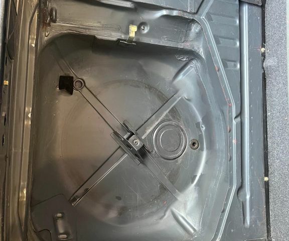 Мерседес 200 1983 в Европе на Automoto.ua Красный Мерседес 200, объемом двигателя 1.98 л и пробегом 222 тыс. км за 7831 $, фото 10 на Automoto.ua