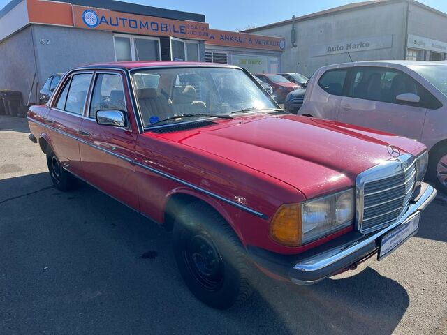 Мерседес 200 1983 в Европе на Automoto.ua Красный Мерседес 200, объемом двигателя 1.98 л и пробегом 222 тыс. км за 7831 $, фото 4 на Automoto.ua