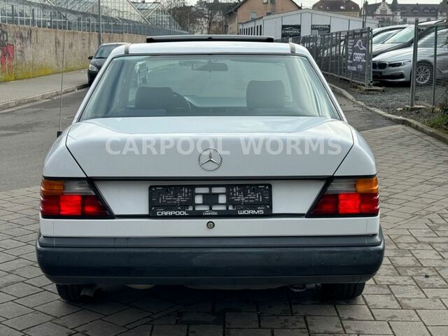 Мерседес 200 1988 в Европе на Automoto.ua Белый Мерседес 200, объемом двигателя 1.98 л и пробегом 196 тыс. км за 8841 $, фото 8 на Automoto.ua