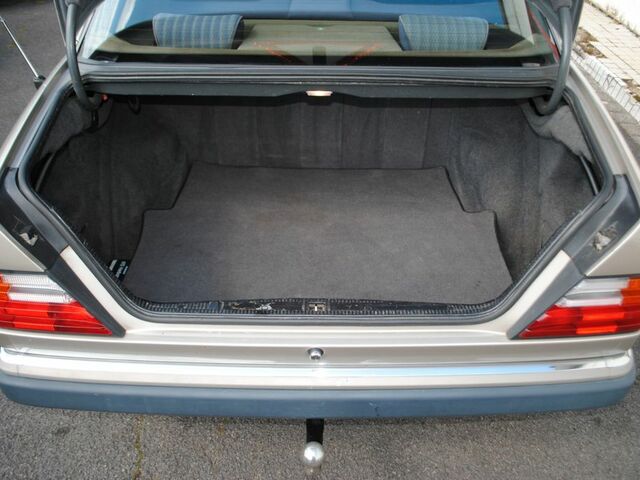 Мерседес 200 1989 в Европе на Automoto.ua Серебряный Мерседес 200, объемом двигателя 2 л и пробегом 270 тыс. км за 8530 $, фото 14 на Automoto.ua