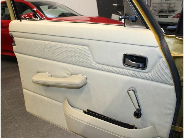 Мерседес 200 1975 у Європі на Automoto.ua Помаранчевий Мерседес 200, об'ємом двигуна 1.97 л та пробігом 111 тис. км за 30495 $, фото 13 на Automoto.ua