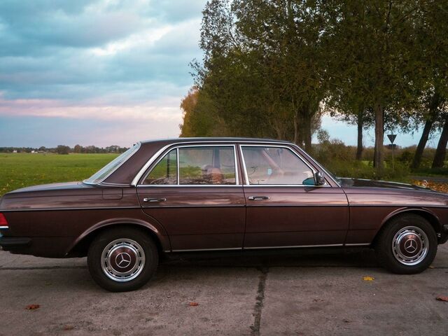 Мерседес 200 1982 в Европе на Automoto.ua Коричневый Мерседес 200, объемом двигателя 0 л и пробегом 241 тыс. км за 7499 $, фото 5 на Automoto.ua