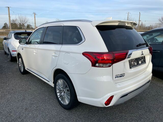 Белый Мицубиси Outlander PHEV, объемом двигателя 2.36 л и пробегом 76 тыс. км за 24552 $, фото 4 на Automoto.ua