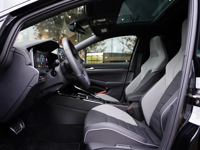 Фольксваген Golf GTE 2025 в Европе на Automoto.ua Черный Фольксваген Golf GTE, объемом двигателя 1.5 л и пробегом 10 тыс. км за 65086 $, фото 4 на Automoto.ua