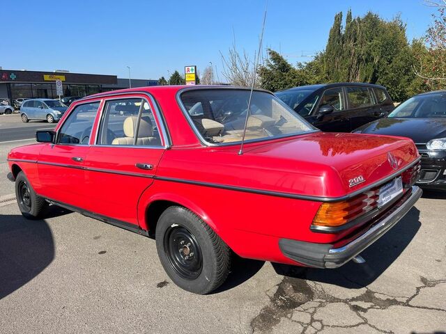 Мерседес 200 1983 в Европе на Automoto.ua Красный Мерседес 200, объемом двигателя 1.98 л и пробегом 222 тыс. км за 7831 $, фото 3 на Automoto.ua