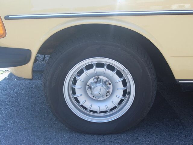 Мерседес 200 1983 в Европе на Automoto.ua Оранжевый Мерседес 200, объемом двигателя 1.97 л и пробегом 160 тыс. км за 8273 $, фото 5 на Automoto.ua