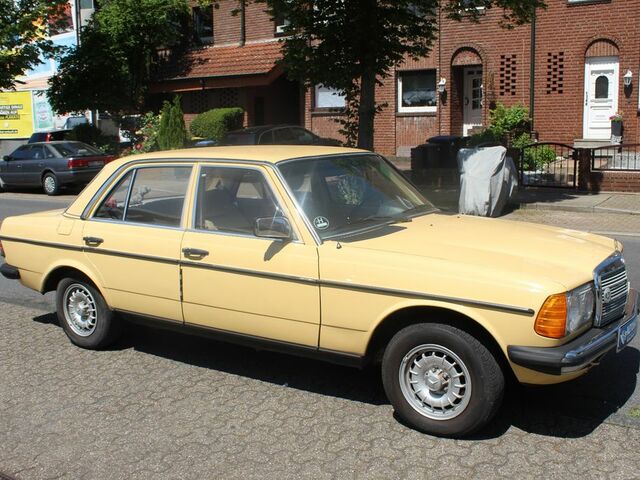 Мерседес 200 1983 в Европе на Automoto.ua Оранжевый Мерседес 200, объемом двигателя 1.97 л и пробегом 160 тыс. км за 8273 $, фото 3 на Automoto.ua