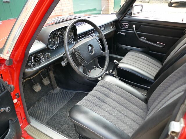 Мерседес 200 1974 в Европе на Automoto.ua Красный Мерседес 200, объемом двигателя 1.98 л и пробегом 110 тыс. км за 22903 $, фото 4 на Automoto.ua