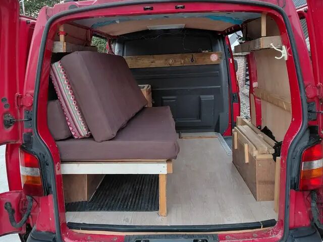 Фольксваген Transporter 2005 в Европе на Automoto.ua Красный Фольксваген Transporter, объемом двигателя 0 л и пробегом 379 тыс. км за 1755 $, фото 2 на Automoto.ua