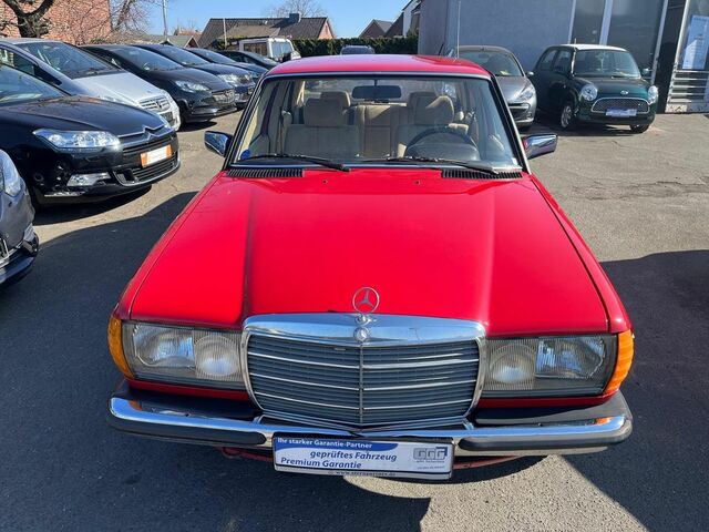 Мерседес 200 1983 в Европе на Automoto.ua Красный Мерседес 200, объемом двигателя 1.98 л и пробегом 222 тыс. км за 7831 $, фото 2 на Automoto.ua