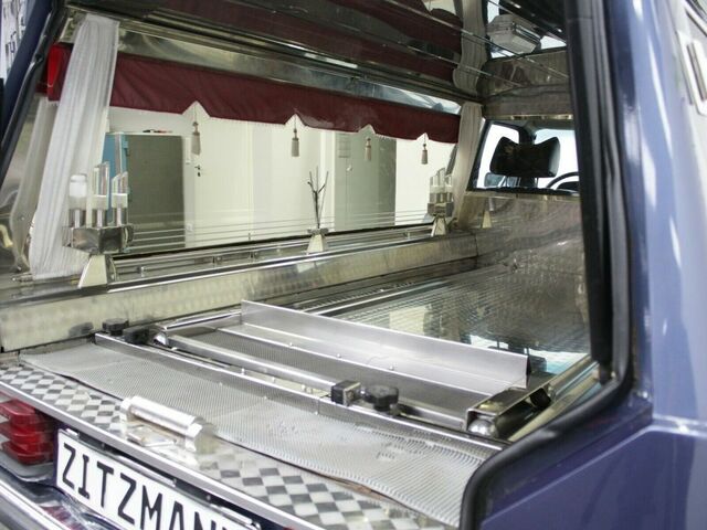 Мерседес 200 1978 у Європі на Automoto.ua Синій Мерседес 200, об'ємом двигуна 1.99 л та пробігом 130 тис. км за 10362 $, фото 10 на Automoto.ua