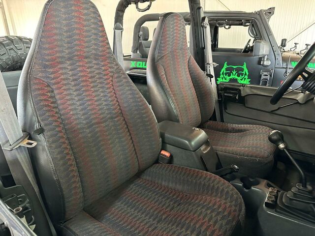 Джип Wrangler 1999 у Європі на Automoto.ua Чорний Джип Wrangler, об'ємом двигуна 3.96 л та пробігом 150 тис. км за 24900 $, фото 9 на Automoto.ua