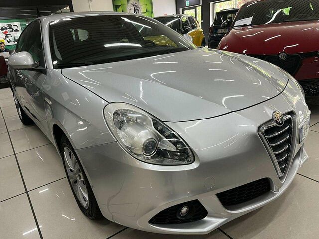 Сірий Альфа Ромео Giulietta, об'ємом двигуна 1.37 л та пробігом 120 тис. км за 10668 $, фото 5 на Automoto.ua