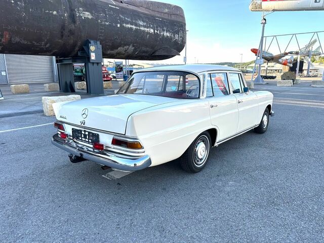 Мерседес 200 1967 в Европе на Automoto.ua Белый Мерседес 200, объемом двигателя 0 л и пробегом 137 тыс. км за 22749 $, фото 3 на Automoto.ua