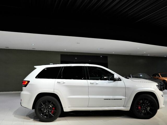 Білий Джип Grand Cherokee, об'ємом двигуна 6.42 л та пробігом 31 тис. км за 52951 $, фото 13 на Automoto.ua