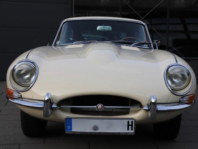 Білий Ягуар E-Type, об'ємом двигуна 4.2 л та пробігом 61 тис. км за 92237 $, фото 2 на Automoto.ua