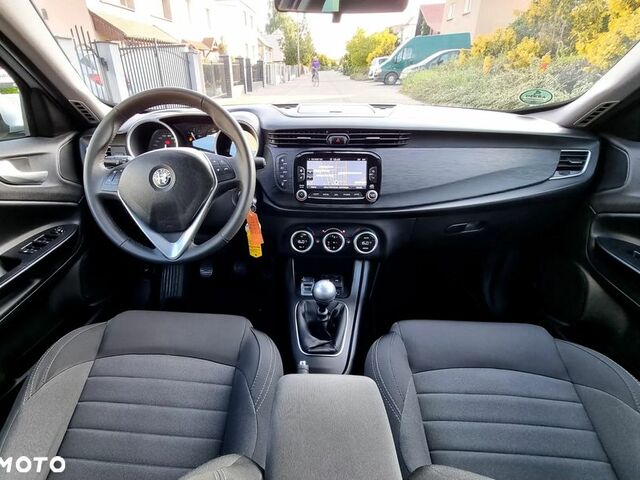 Альфа Ромео Giulietta 2018 у Європі на Automoto.ua Сірий Альфа Ромео Giulietta, об'ємом двигуна 1 л та пробігом 99 тис. км за 6998 $, фото 13 на Automoto.ua