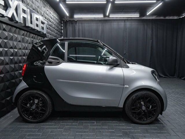 Чорний Смарт Fortwo, об'ємом двигуна 0.9 л та пробігом 64 тис. км за 15158 $, фото 3 на Automoto.ua