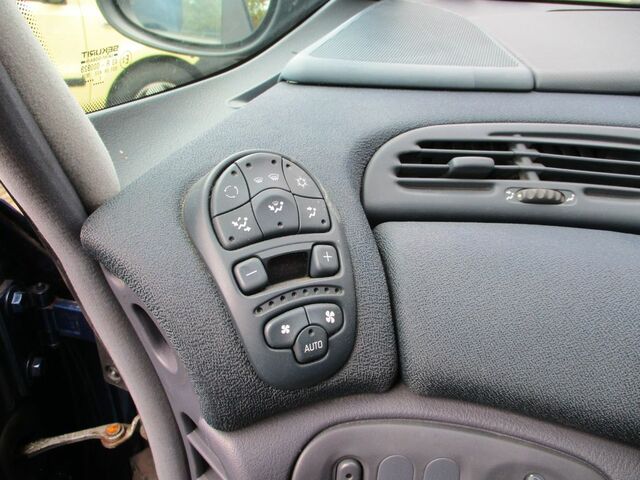 Рено Гранд Еспейс 2002 у Європі на Automoto.ua Синій Рено Гранд Еспейс, об'ємом двигуна 2 л та пробігом 330 тис. км за 2184 $, фото 15 на Automoto.ua