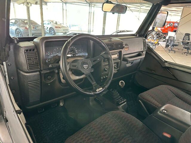 Джип Wrangler 1999 у Європі на Automoto.ua Чорний Джип Wrangler, об'ємом двигуна 3.96 л та пробігом 150 тис. км за 24900 $, фото 6 на Automoto.ua