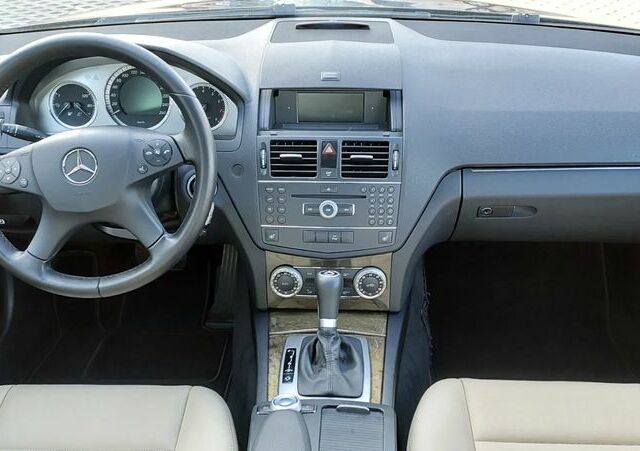 Мерседес Ц-Клас 2008 у Європі на Automoto.ua Чорний Мерседес Ц-Клас, об'ємом двигуна 1 л та пробігом 189 тис. км за 8463 $, фото 6 на Automoto.ua