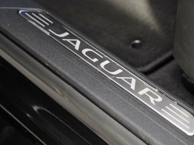Чорний Ягуар XE, об'ємом двигуна 2 л та пробігом 4 тис. км за 53272 $, фото 12 на Automoto.ua