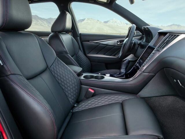 Фото интерьера премиального седана Infiniti Q50 2023 