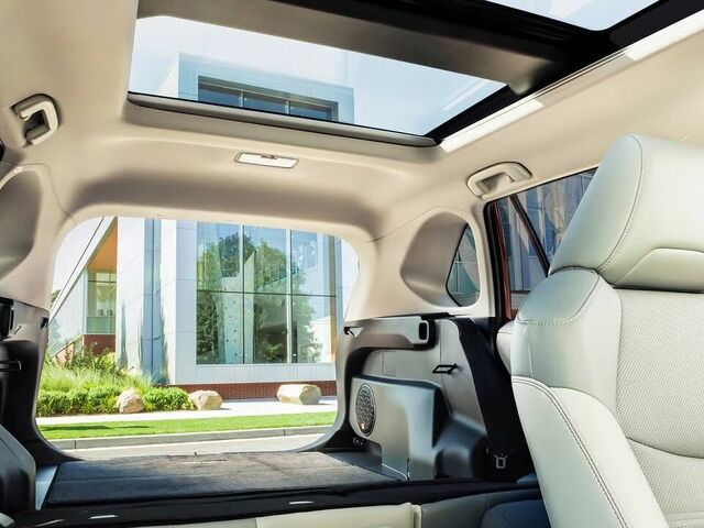 Toyota RAV4 2025 білий салон Вибрати Toyota RAV4 2025 з білим салоном