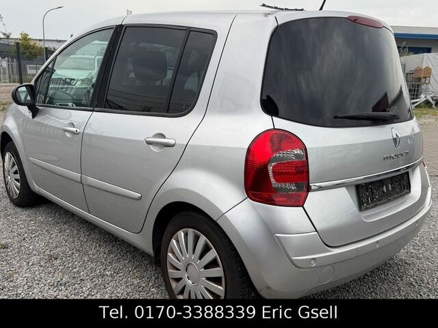 Рено Модус 2008 у Європі на Automoto.ua Срібний Рено Модус, об'ємом двигуна 1.6 л та пробігом 80 тис. км за 1751 $, фото 3 на Automoto.ua