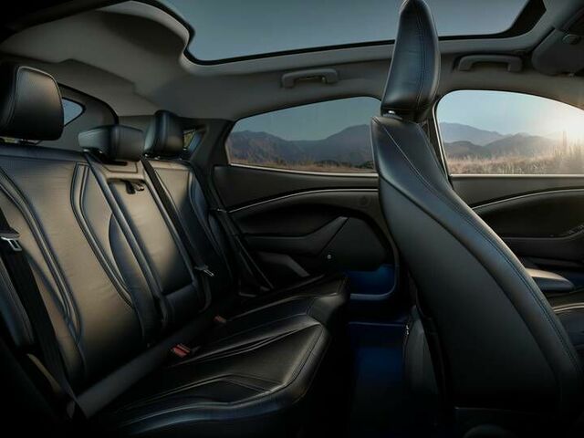Сидіння в салоні нового Ford Mustang Mach-E 2022