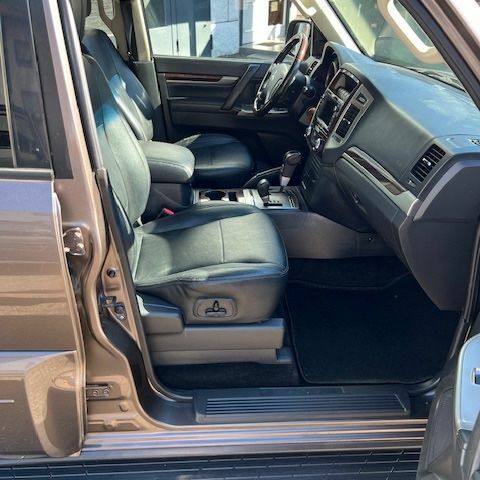 Міцубісі Паджеро 2017 у Європі на Automoto.ua Коричневий Міцубісі Паджеро, об'ємом двигуна 3.2 л та пробігом 140 тис. км за 40632 $, фото 3 на Automoto.ua