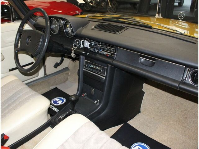 Мерседес 200 1975 у Європі на Automoto.ua Помаранчевий Мерседес 200, об'ємом двигуна 1.97 л та пробігом 111 тис. км за 30495 $, фото 8 на Automoto.ua