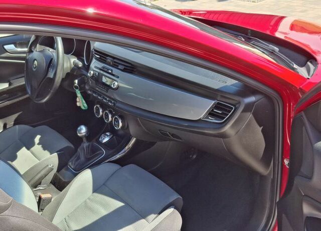 Альфа Ромео Джульетта 2012 в Европе на Automoto.ua Красный Альфа Ромео Джульетта, объемом двигателя 1 л и пробегом 177 тыс. км за 7264 $, фото 5 на Automoto.ua