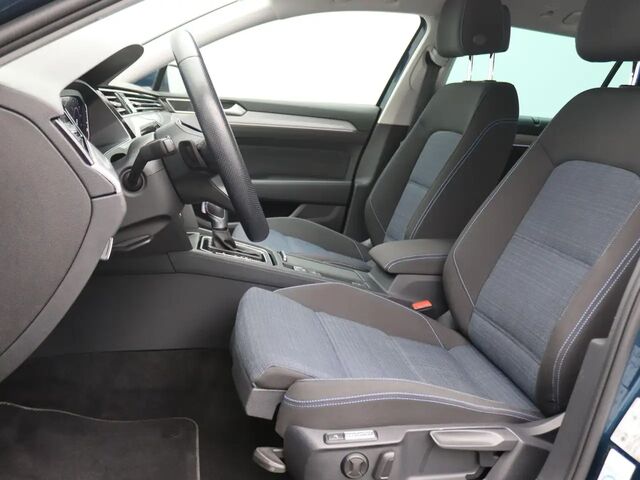 Фольксваген Пассат 2022 у Європі на Automoto.ua Синій Фольксваген Пассат, об'ємом двигуна 1.4 л та пробігом 43 тис. км за 36675 $, фото 4 на Automoto.ua