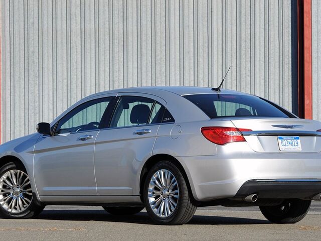 Крайслер 200, Седан 2011 - н.в. Sedan 2,4 i (173)