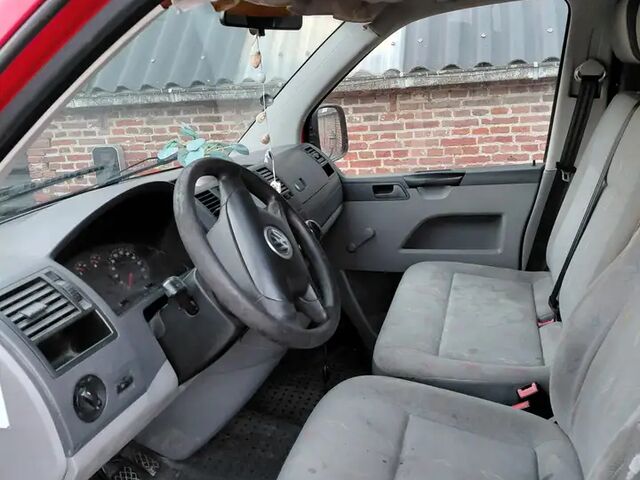 Фольксваген Transporter 2005 в Европе на Automoto.ua Красный Фольксваген Transporter, объемом двигателя 0 л и пробегом 379 тыс. км за 1755 $, фото 3 на Automoto.ua